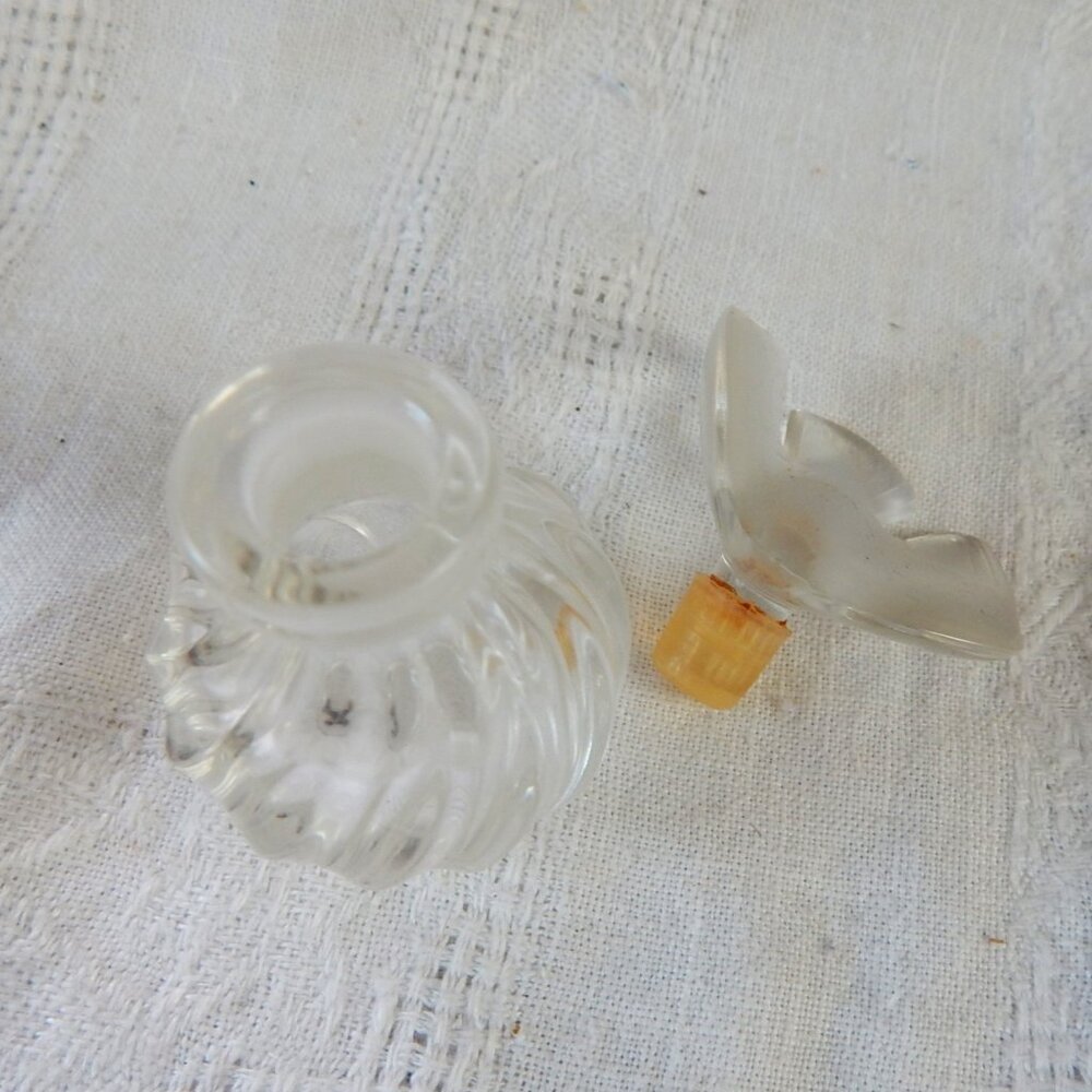 Nina Ricci Clear Glass Perfume Bottle - Lalique - Frosted Dove - Picture 3 of 3